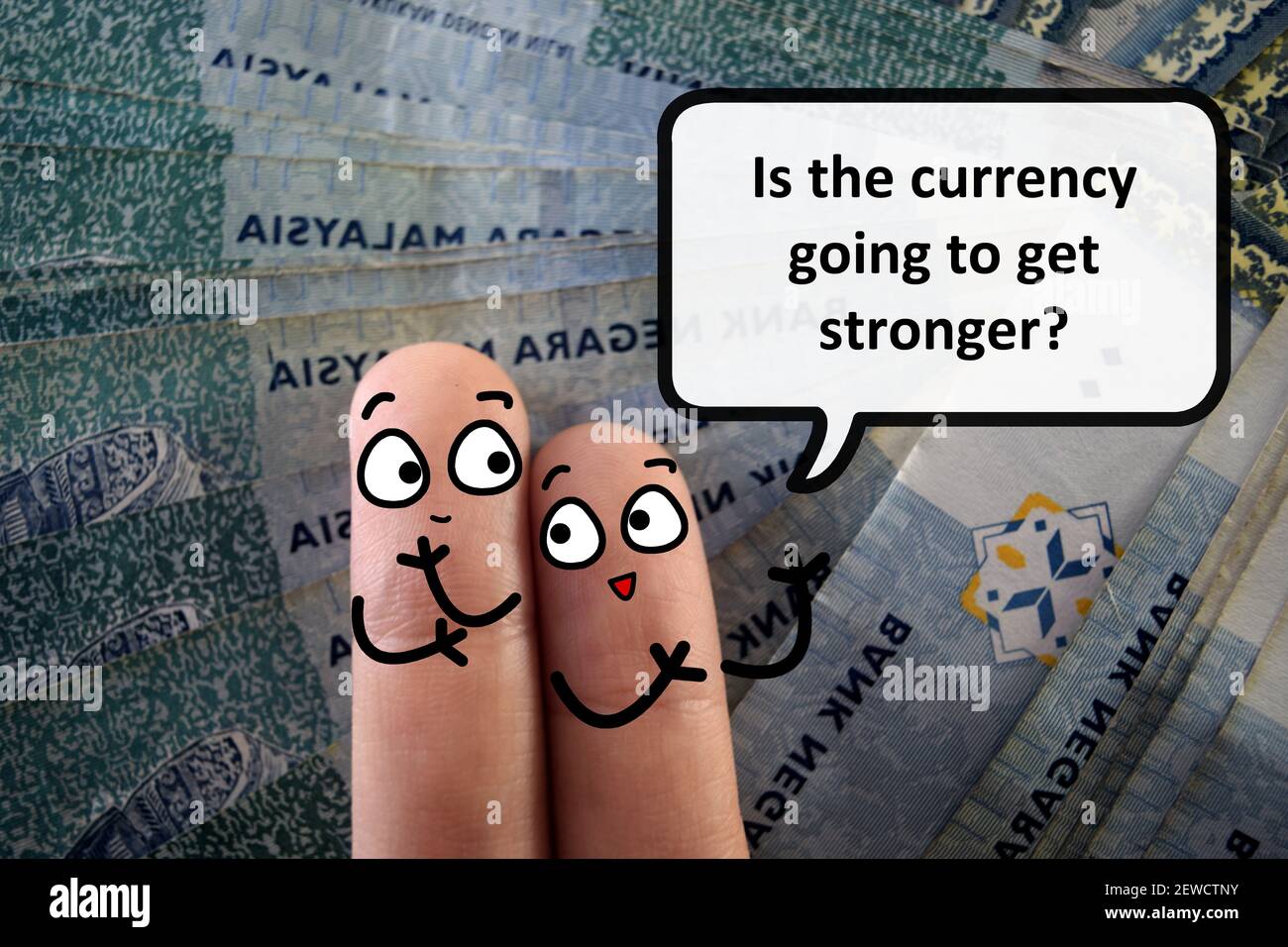Zwei Finger sind als zwei Personen dekoriert. Einer von ihnen fragt einen anderen, ob die Währung stärker werden wird. Stockfoto
