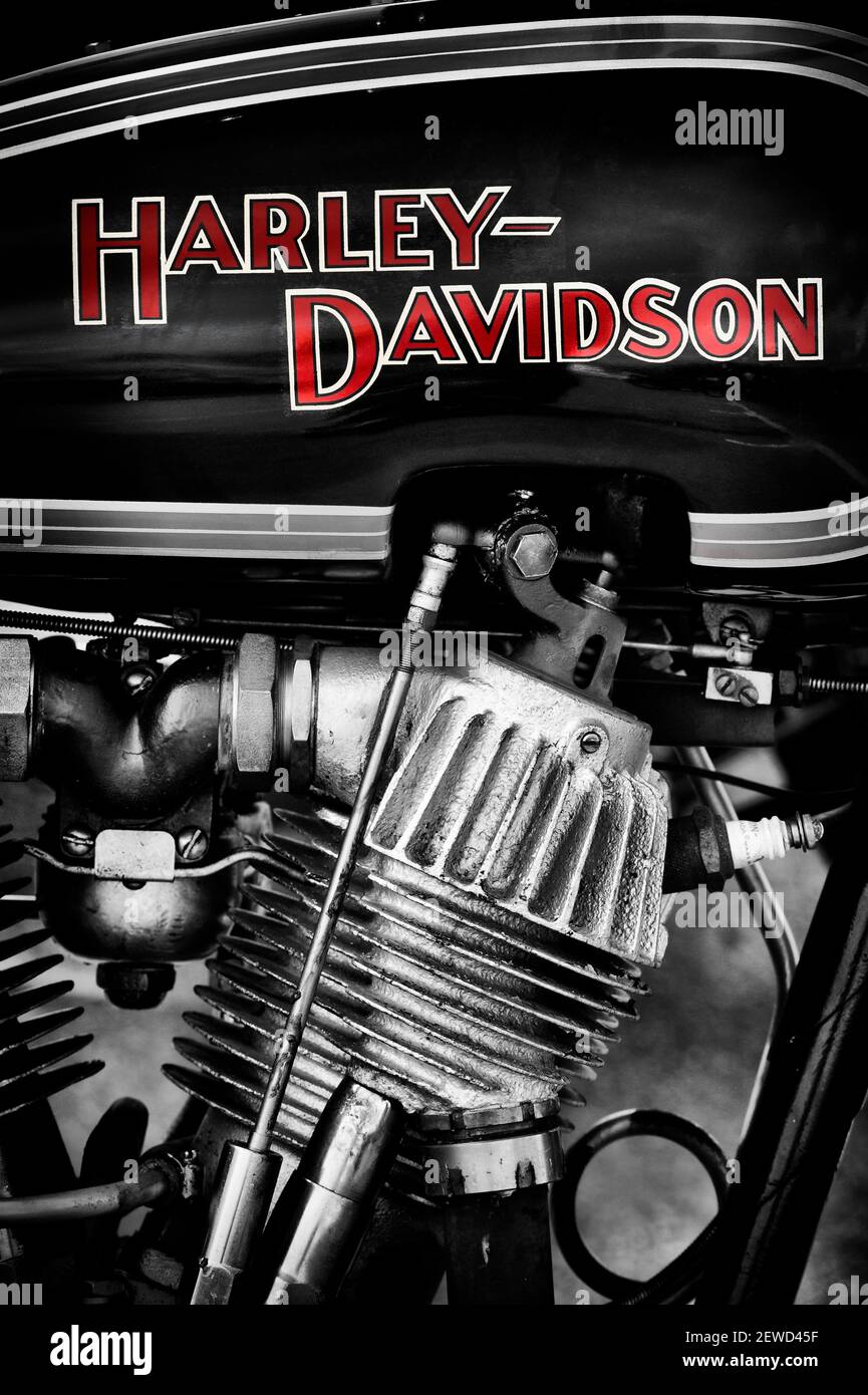 Vintage Harley Davidson JD Motorrad. Schwarz und Weiß mit einer roten Punktfarbe Stockfoto