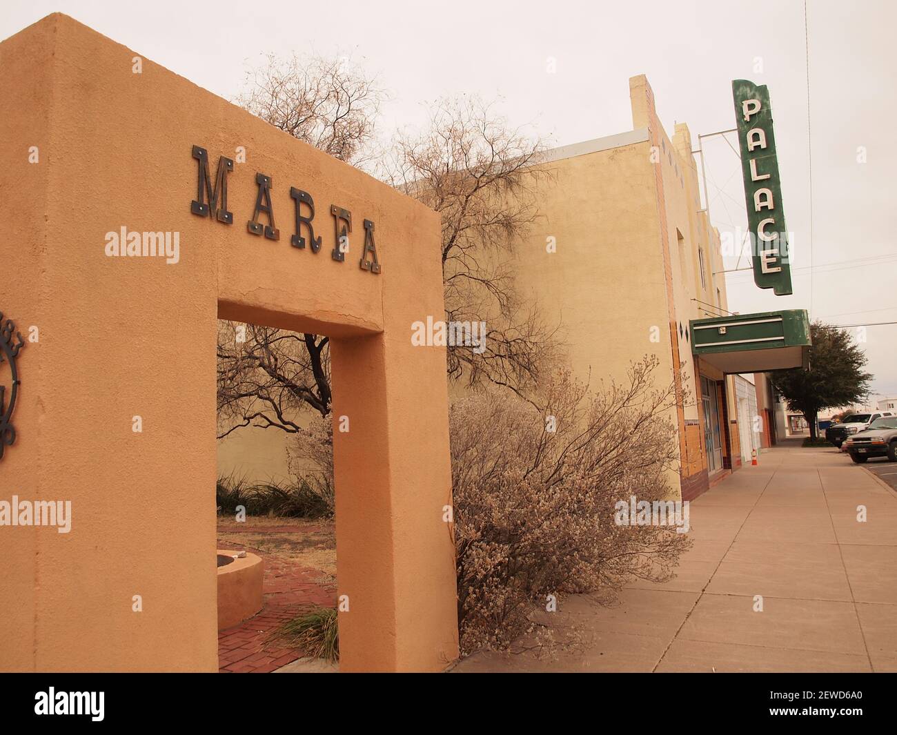 Sehenswürdigkeiten in und um Marfa, Texas, einschließlich der Grafschaft Courthuse und bedeutende Gebäude wie das Palace Opera House und das Brite Gebäude. Stockfoto