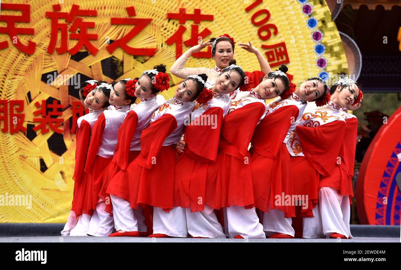 (160309) -- HECHI, 9. März 2016 (Xinhua) -- Menschen der maonanischen Volksgruppe in traditionellen Kostümen treten während einer Kostümshow in Huanjiang Maonan ethnischer Autonomer Kreis, südwestlich Chinas Guangxi Zhuang Autonome Region, 8. März 2016 auf. (Xinhua/Gao Dongfeng) (wyl) (Foto: Xinhua/Sipa USA) Stockfoto