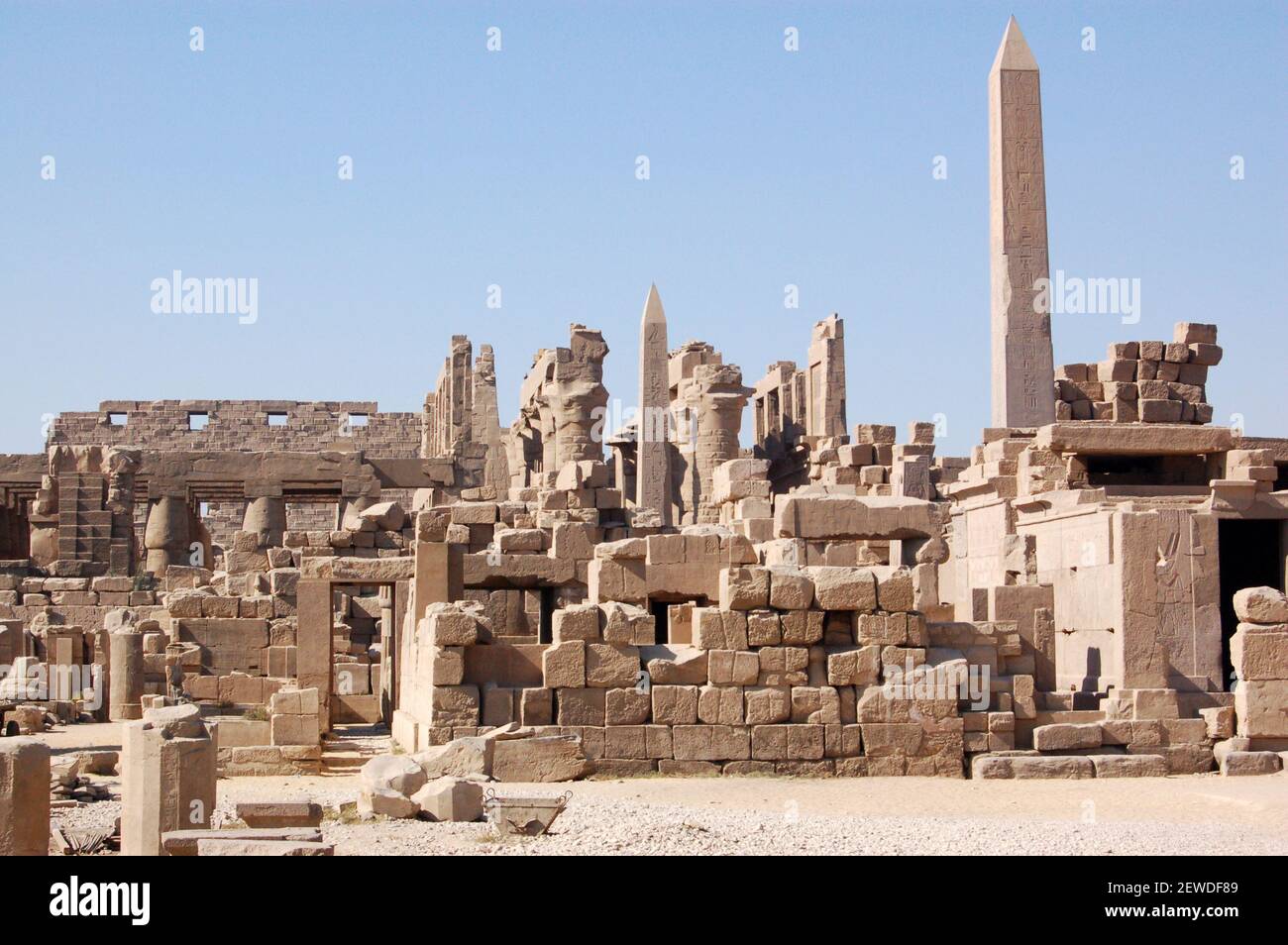 Blick über die Ruinen des alten ägyptischen Tempels von Karnak in Luxor, Ägypten. Stockfoto