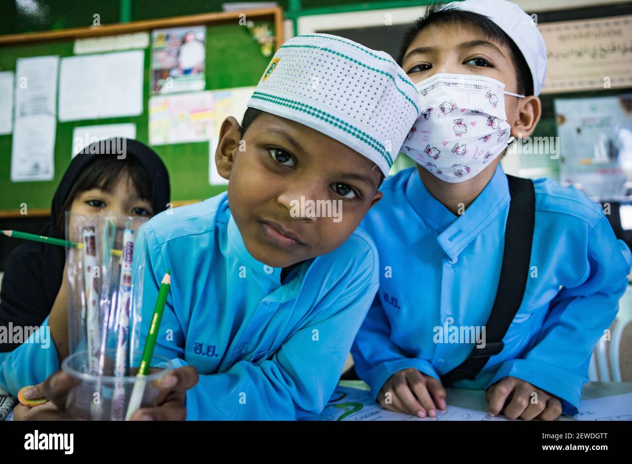 Muslimische Jungen studieren an einer Moschee in Khlongtoey, Bangkok Stockfoto