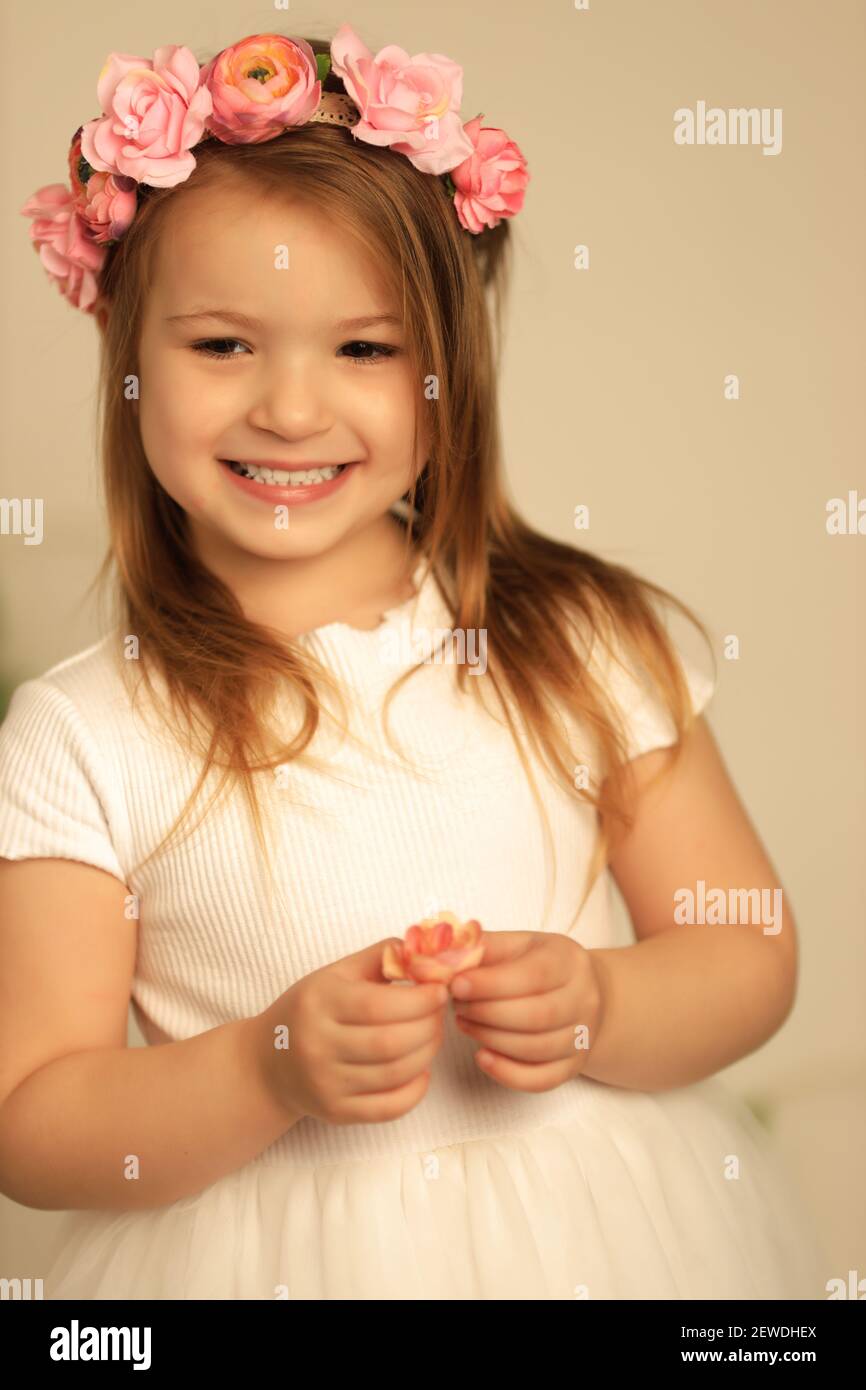 Portrait close up von schönen kleinen Mädchen Kind mit Kranz Von ...