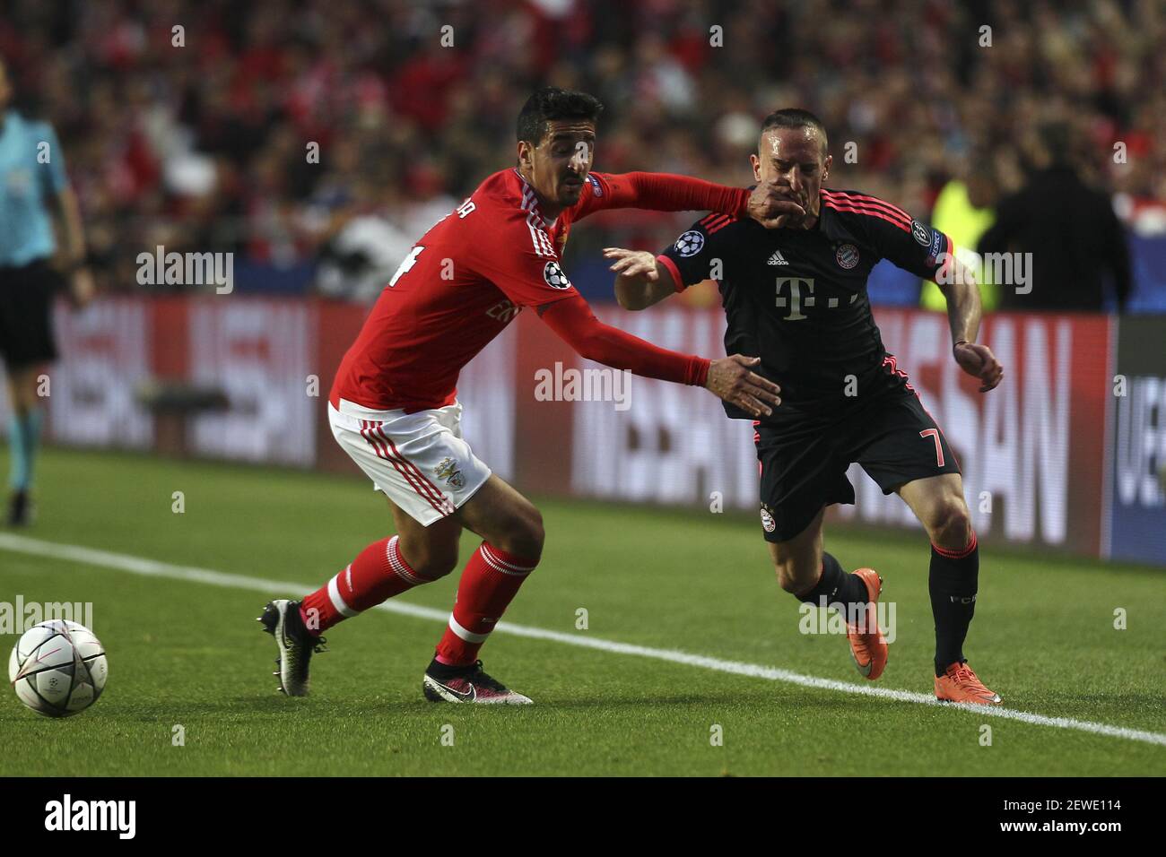 Benficas Verteidiger Andre Almeida (L) steht am 13. April 2016 bei einem Fußballspiel zwischen dem portugiesischen SL Benfica und dem deutschen Bayern Muniche im Benfica-Luz-Stadion in Lissabon, Portugal, mit dem französischen Mittelfeldspieler Franck Ribery (R) von Bayern München auf der zweiten Etappe der UEFA Champions League im Viertelfinale. Foto von Pedro Nunes *** Bitte benutzen Sie die Gutschrift aus dem Kreditfeld *** Stockfoto