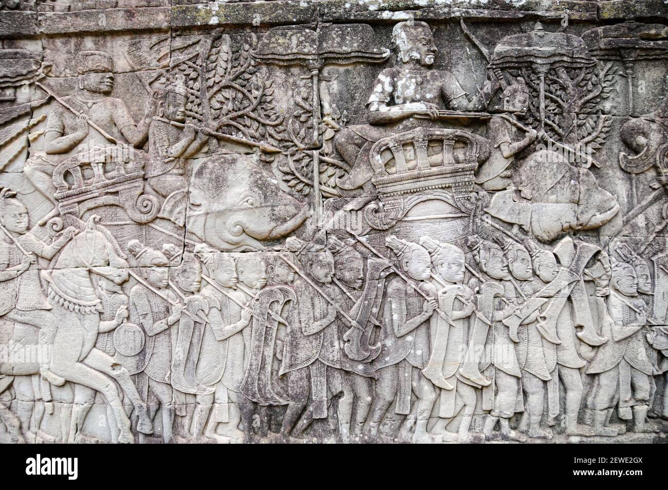 Bas Relief am Bayon: Khmer Herrscher auf Elefanten führen ihre Truppen in die Schlacht Stockfoto