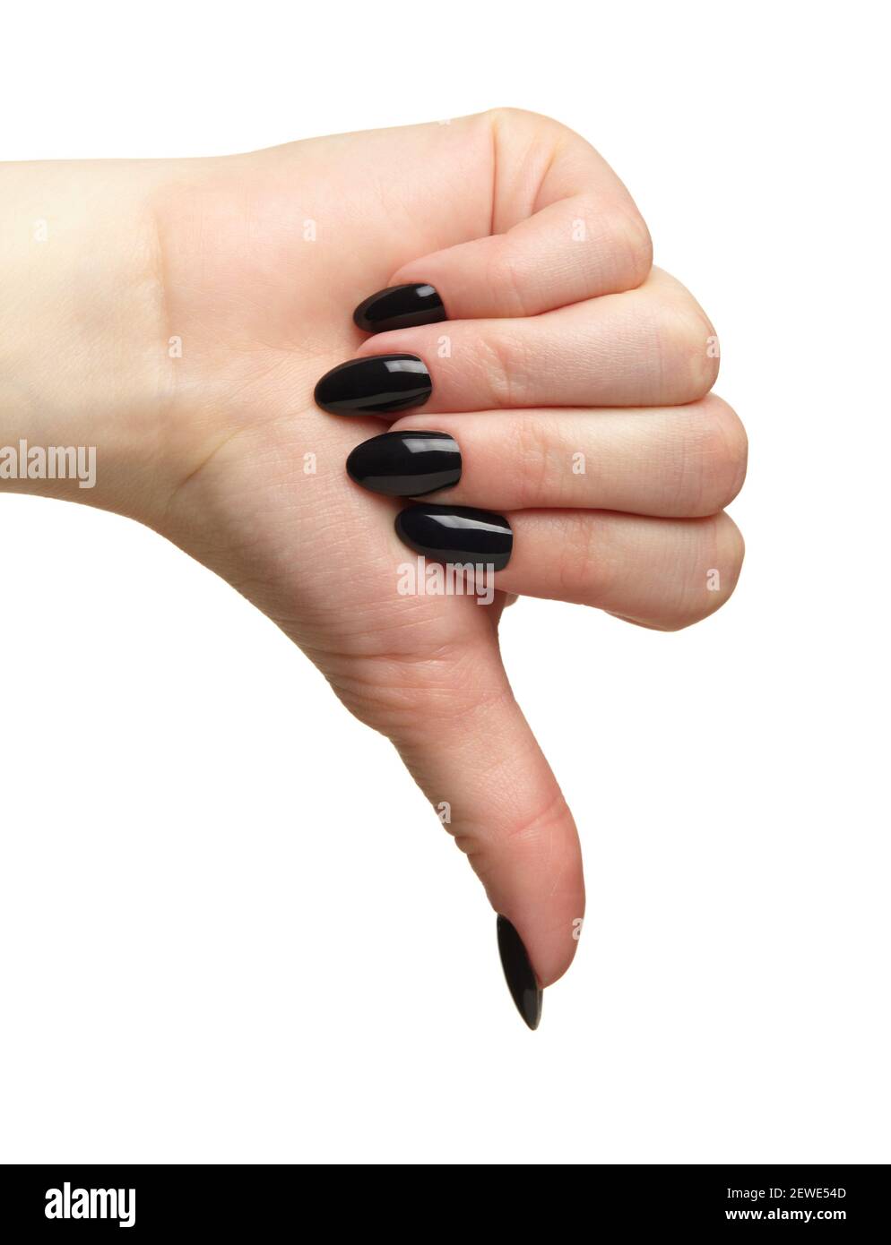 Weibliche Hände mit schwarzen Nägeln Maniküre mit Daumen nach unten. Isoliert auf weißem Hintergrund. Stockfoto