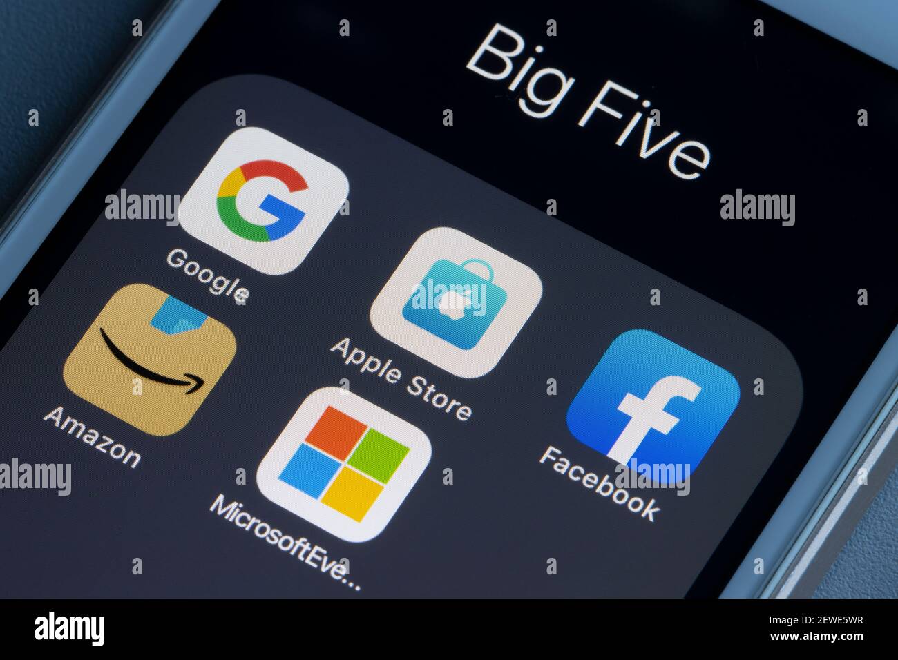 Ikonen der Big Tech (auch bekannt als Big Five oder FAAMG), der größten und dominantesten Unternehmen in der Informationstechnologiebranche, sind auf einem Telefon zu sehen. Stockfoto