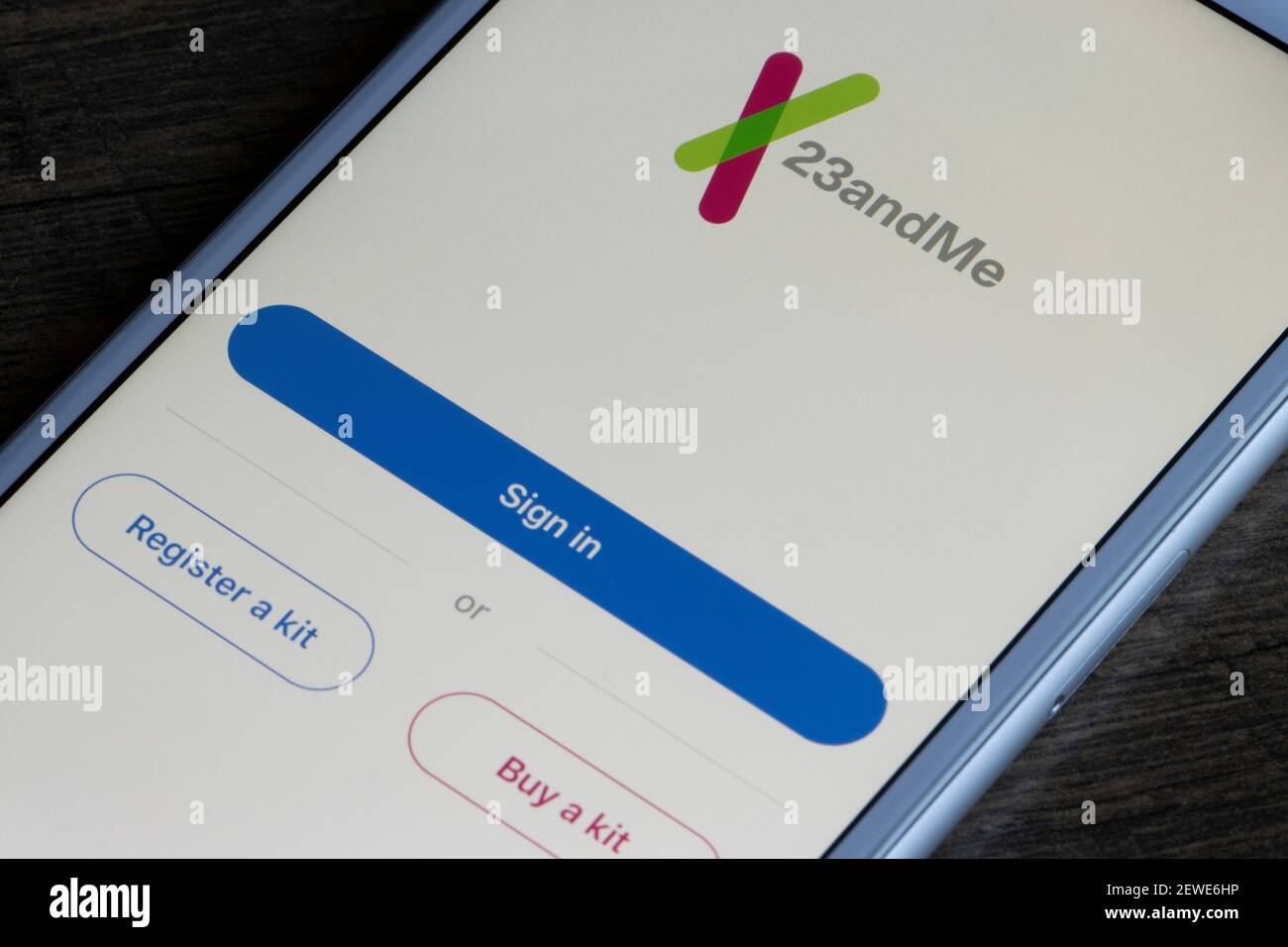 Die Anmeldeseite der 23andMe Mobile App wird auf einem iPhone angezeigt. 23andMe ist ein amerikanisches Unternehmen für persönliche Genomik und Biotechnologie. Stockfoto