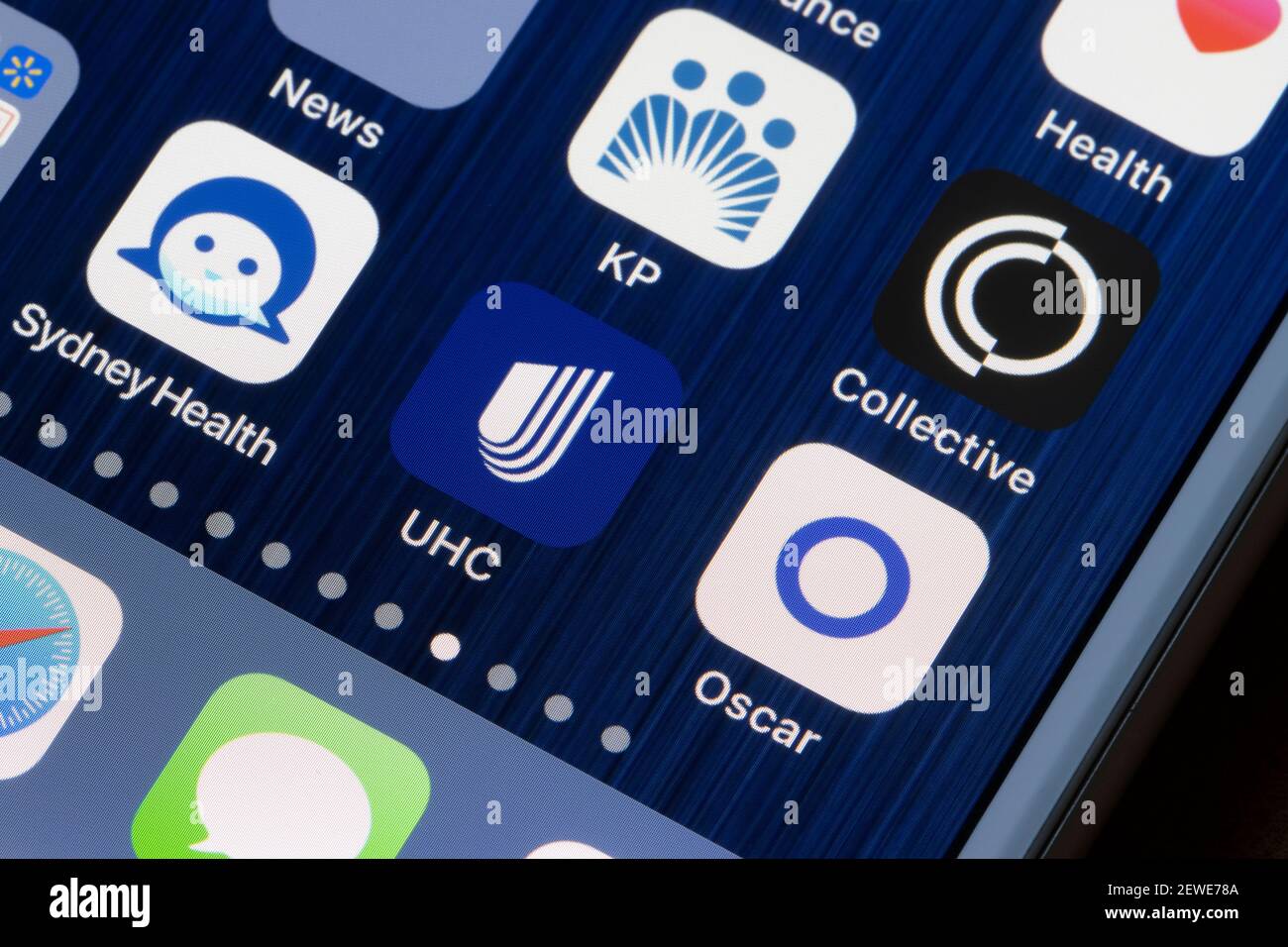 Verschiedene Anwendungen der Krankenversicherung sind auf einem iPhone zu sehen - Oscar Health, UnitedHealthcare, Sydney Health, Collective Health und Kaiser permanente. Stockfoto