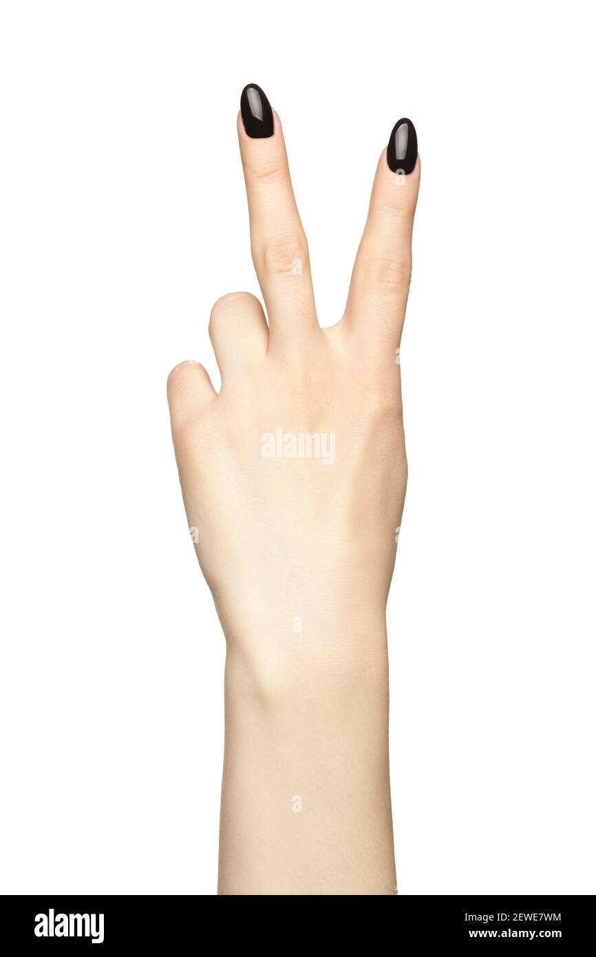 Weibliche Hand mit schwarzen Nägeln Maniküre. Finger in Form eines Siegeszeichens. Isoliert auf weißem Hintergrund. Stockfoto