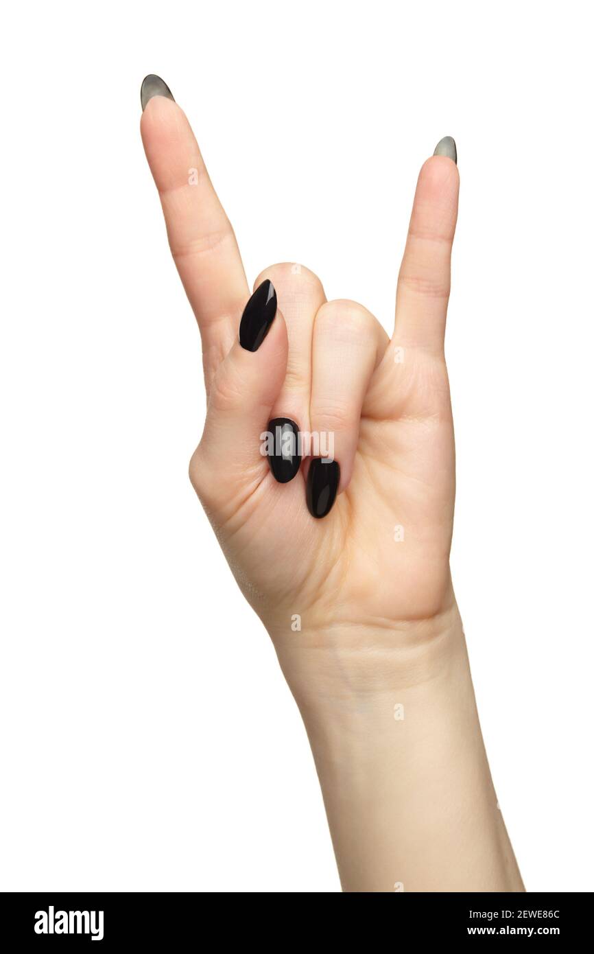 Weibliche Hand mit schwarzen Nägeln Maniküre. Finger in Form eines Siegeszeichens. Isoliert auf weißem Hintergrund. Stockfoto