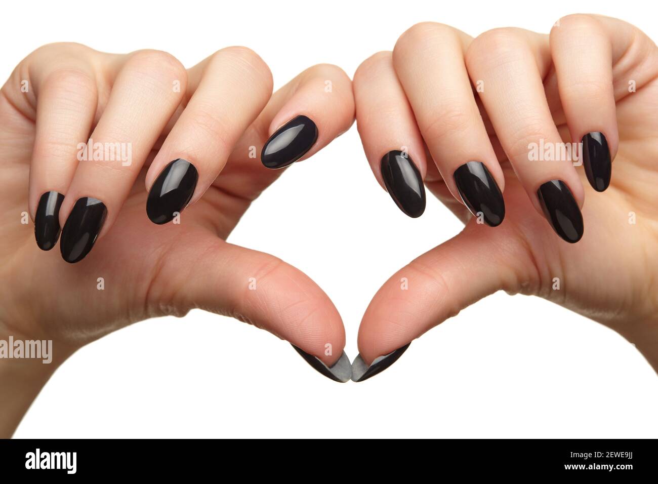 Weibliche Hände mit schwarzen Nägeln Maniküre. Isoliert auf weißem Hintergrund. Stockfoto