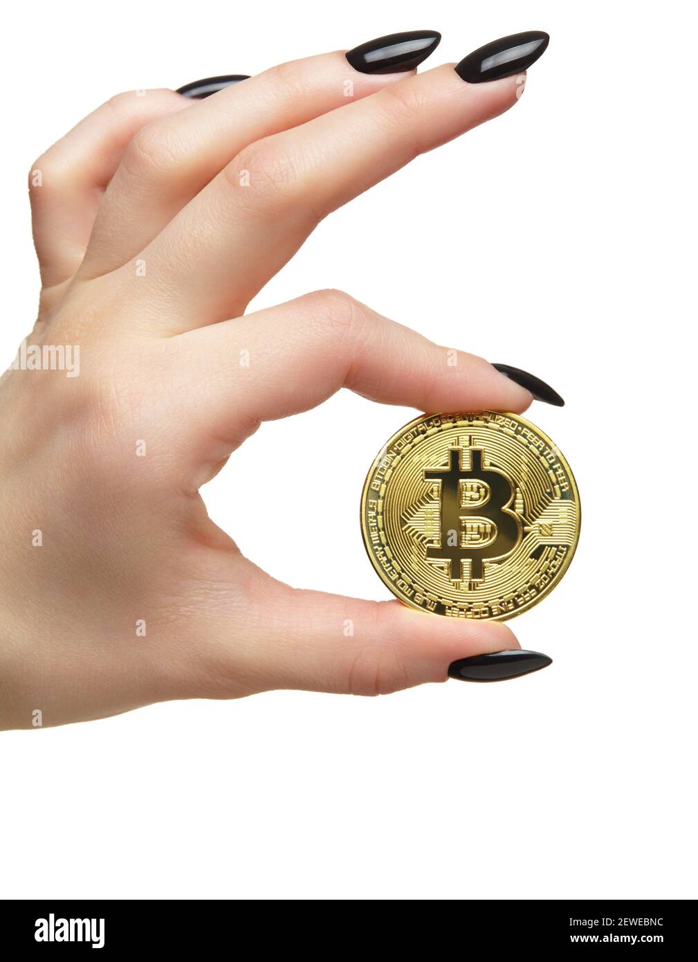 Weibliche Hand mit schwarzen Nägeln Maniküre und goldenen Bitcoin in den Fingern. Isoliert auf weißem Hintergrund. Digitales Kryptowährungskonzept. Stockfoto