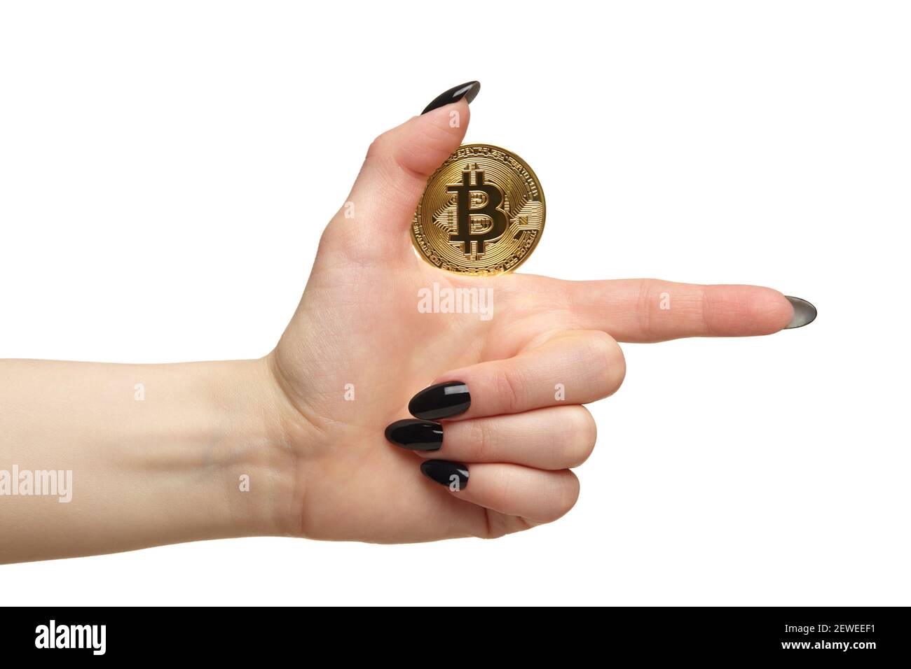 Weibliche Hand mit schwarzen Nägeln Maniküre und goldenen Bitcoin in den Fingern. Daumen hoch. Zeigefinger in Form einer Pistole. Isoliert auf weißem Hintergrund. Digi Stockfoto