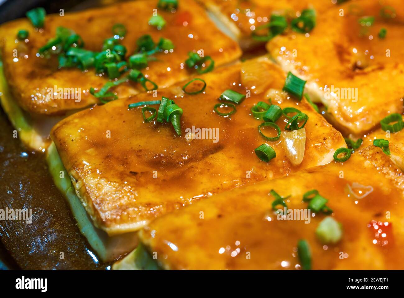 Ein köstliches chinesisches Gericht, geschmorter Tofu in Abalone-Sauce Stockfoto