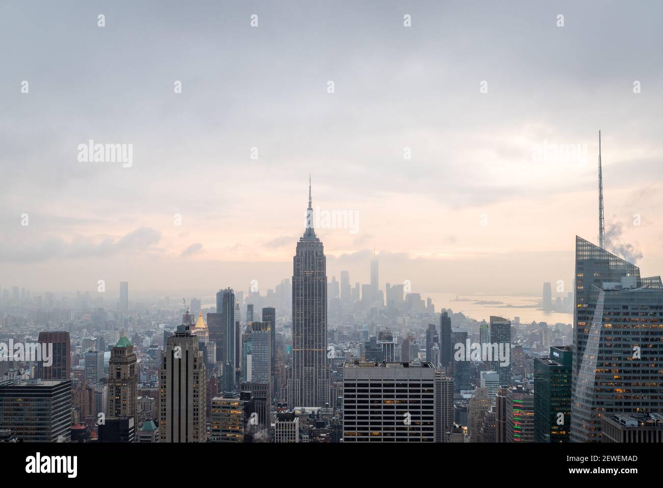 Skyline von New York von der Spitze des Felsens aus Deck im Rockefeller Center Sonnenuntergang mit Wolken in der Himmel Stockfoto