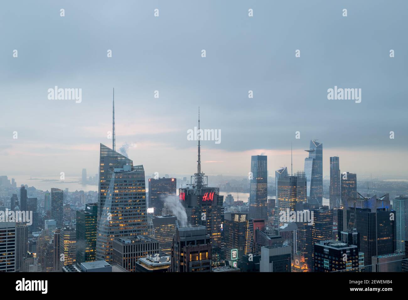 Skyline von New York von der Spitze des Felsens aus Deck im Rockefeller Center Sonnenuntergang mit Wolken in der Himmel Stockfoto