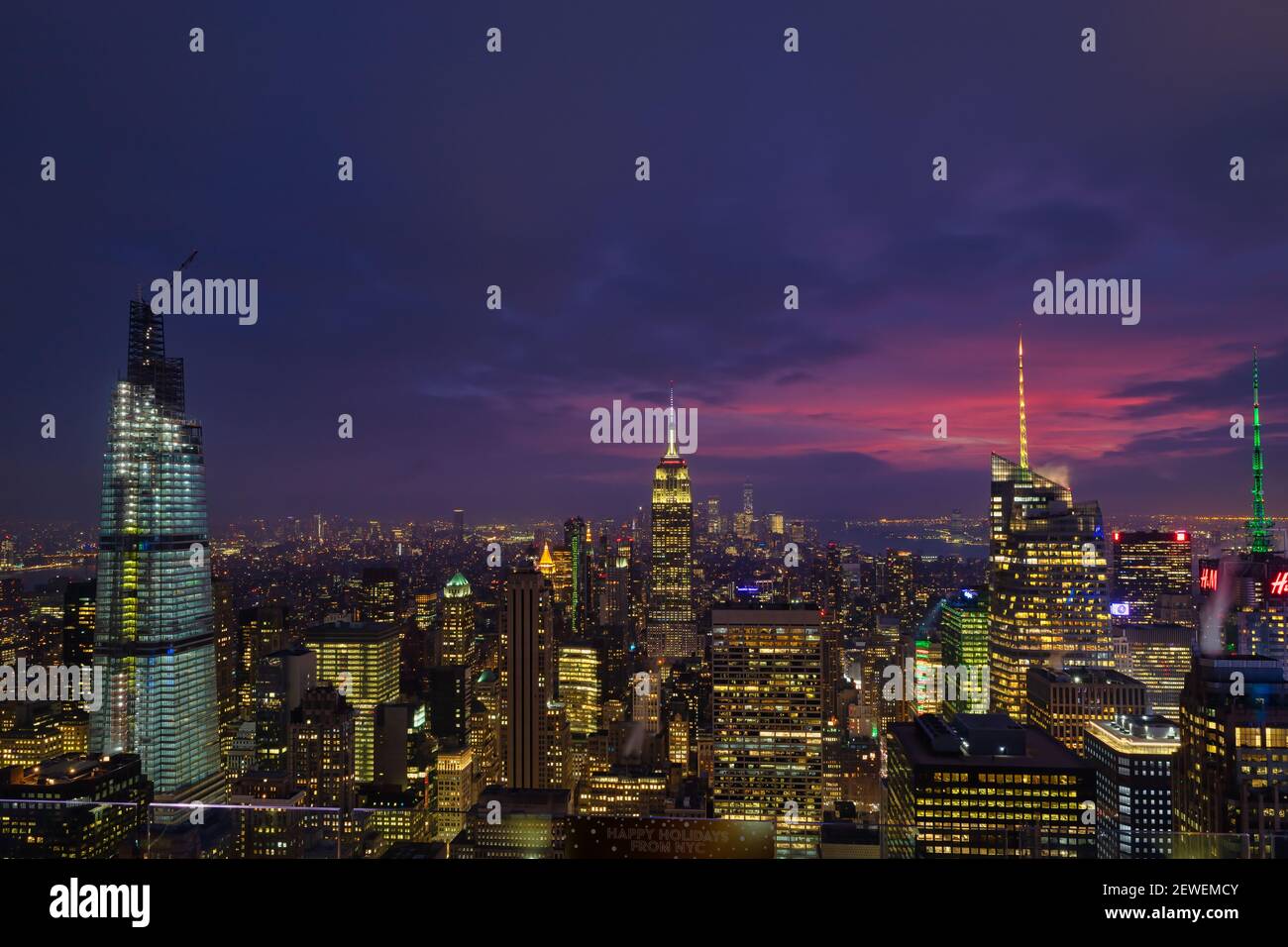 Skyline von New York von der Spitze des Felsens aus Deck in Rockefeller Center in der Nacht mit Wolken in der Himmel Stockfoto