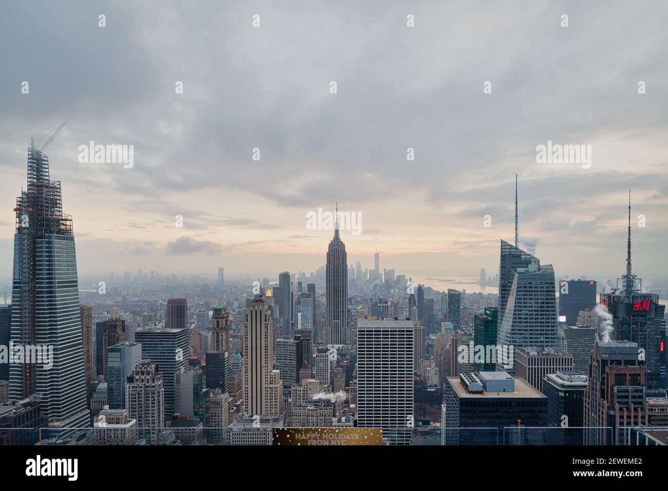 Skyline von New York von der Spitze des Felsens aus Deck im Rockefeller Center Sonnenuntergang mit Wolken in der Himmel Stockfoto