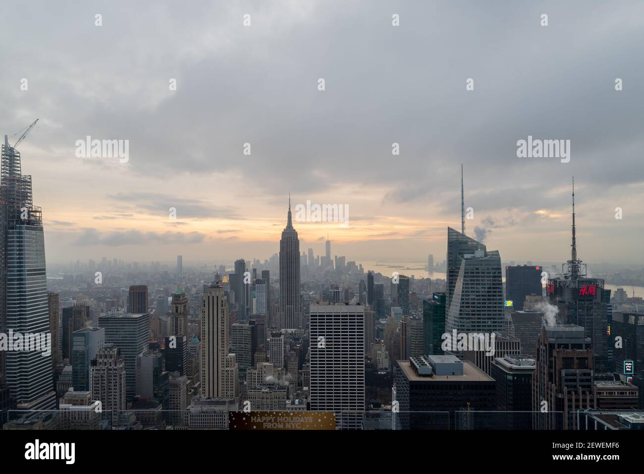 Skyline von New York von der Spitze des Felsens aus Deck im Rockefeller Center Sonnenuntergang mit Wolken in der Himmel Stockfoto