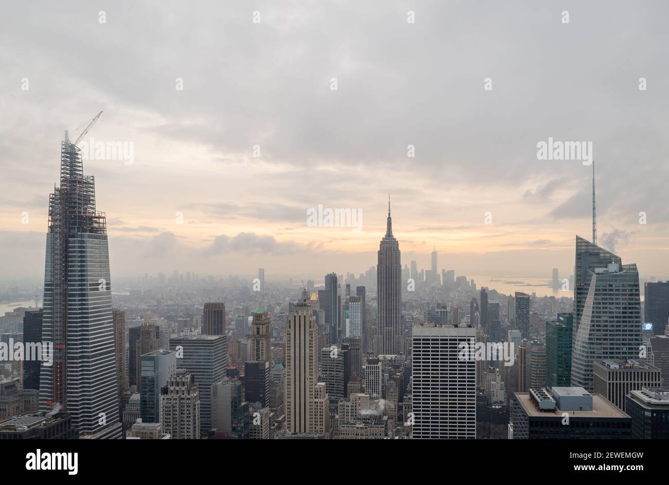 Skyline von New York von der Spitze des Felsens aus Deck im Rockefeller Center Sonnenuntergang mit Wolken in der Himmel Stockfoto