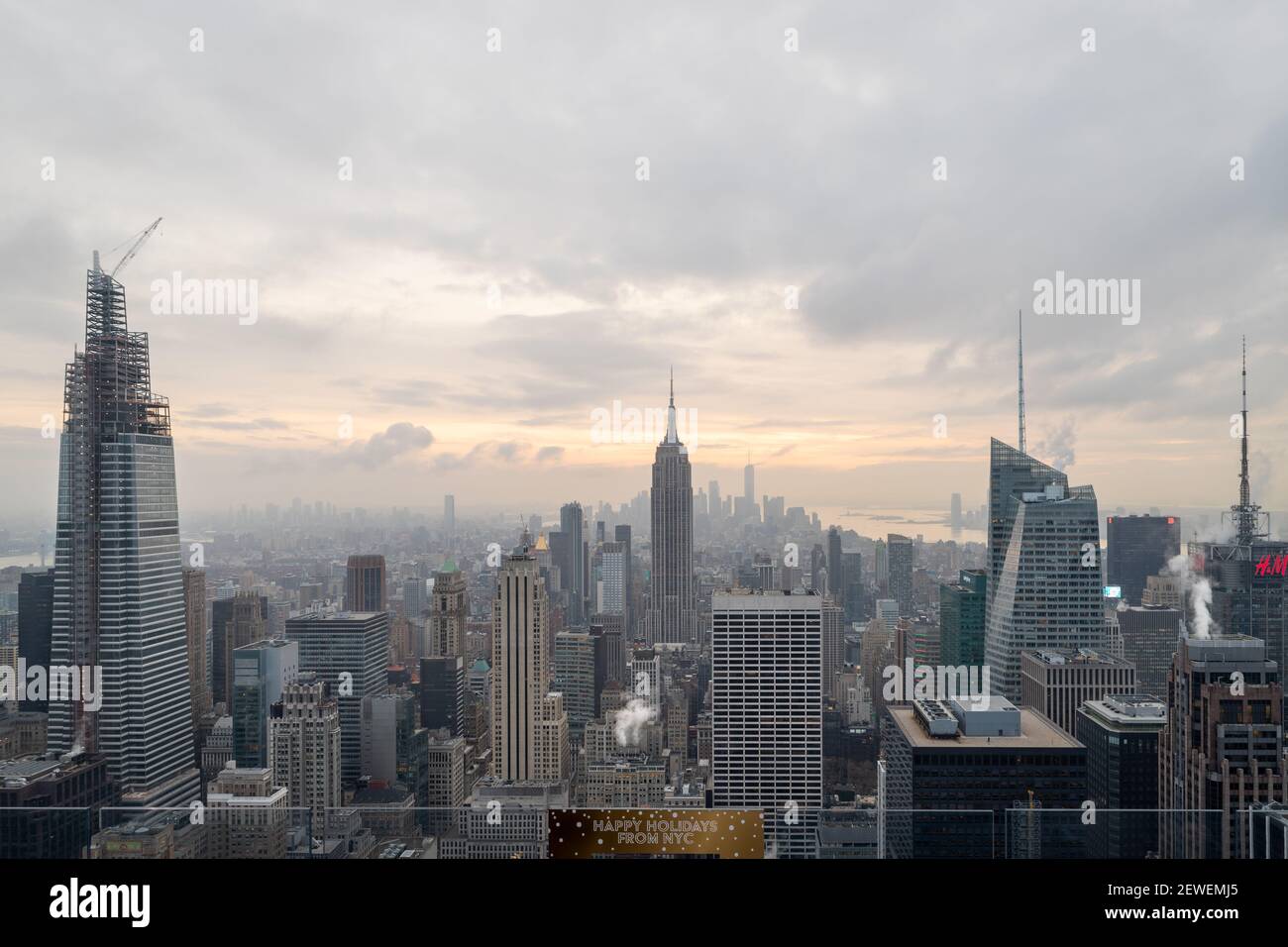 Skyline von New York von der Spitze des Felsens aus Deck im Rockefeller Center Sonnenuntergang mit Wolken in der Himmel Stockfoto