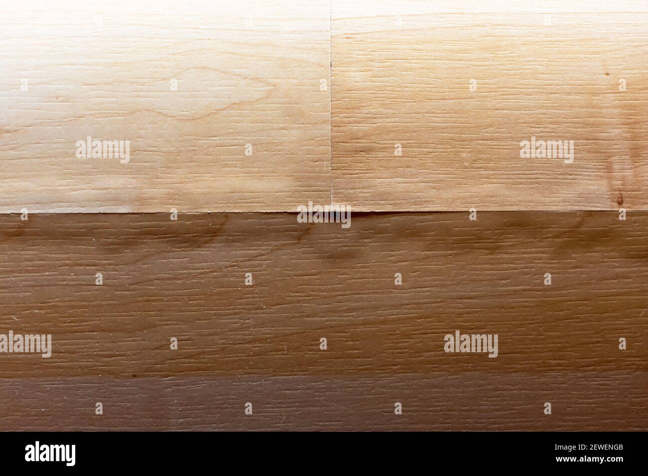 Nahaufnahme. Sprudelnde Laminatböden, die durch Wasseraustritt beschädigt werden. Stockfoto