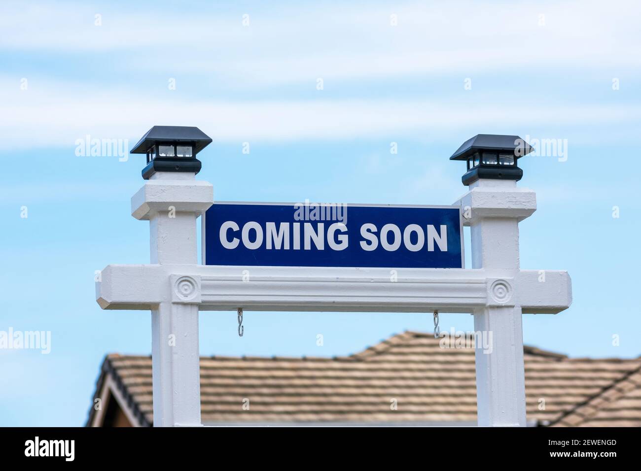 Coming soon Zeichen vor einem Haus zum Verkauf in einer Wohngegend. Stockfoto