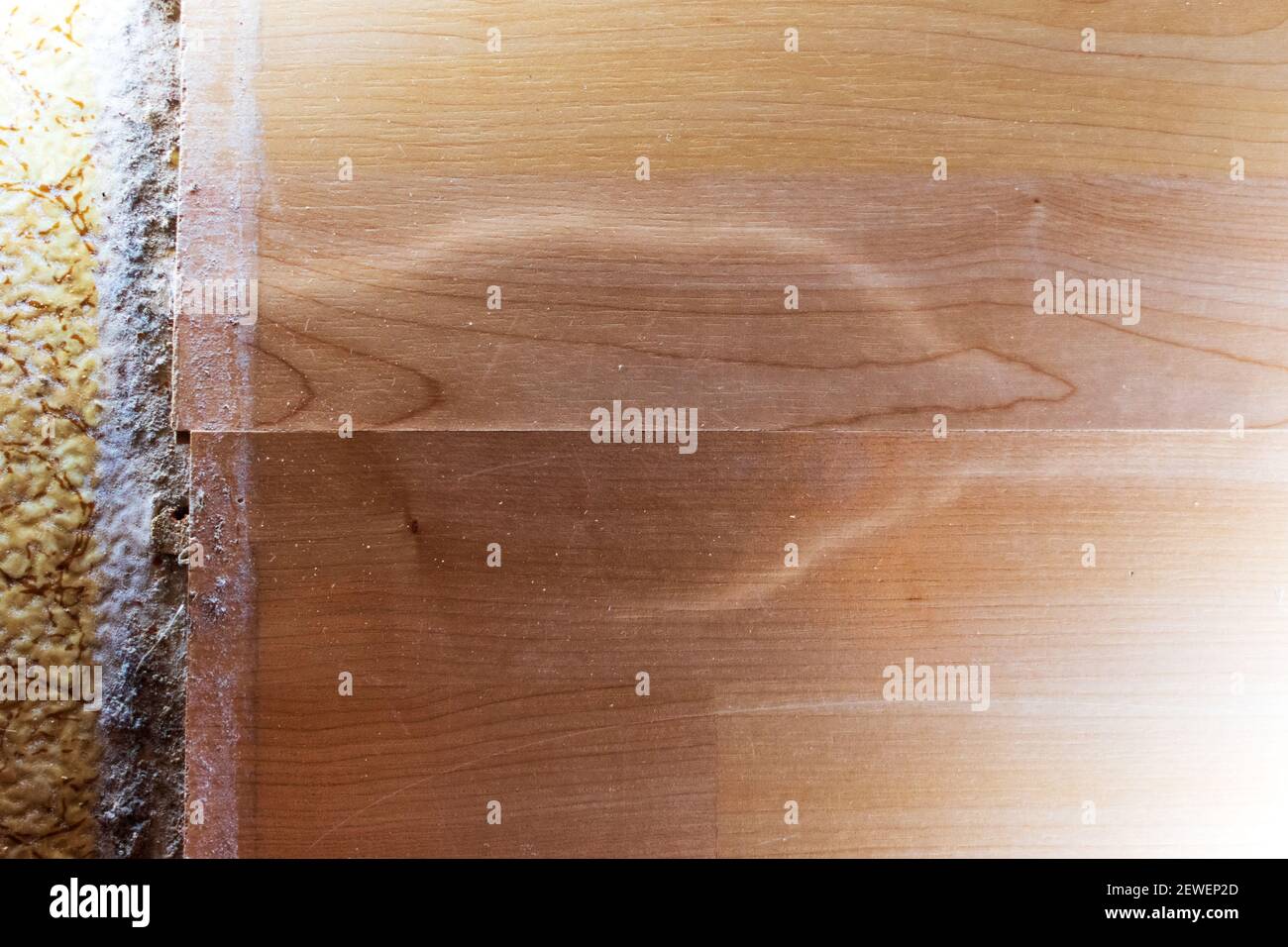 Nahaufnahme. Sprudelnde Laminatböden, die durch Wasseraustritt beschädigt werden. Stockfoto
