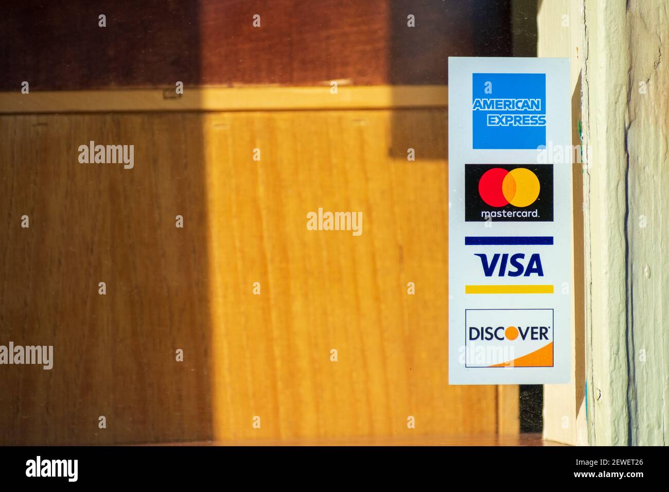 American Express, MasterCard, VISA, Discover Zahlungsoptionen, die an der Restauranttür beworben werden - San Francisco, California, USA - 2020 Stockfoto