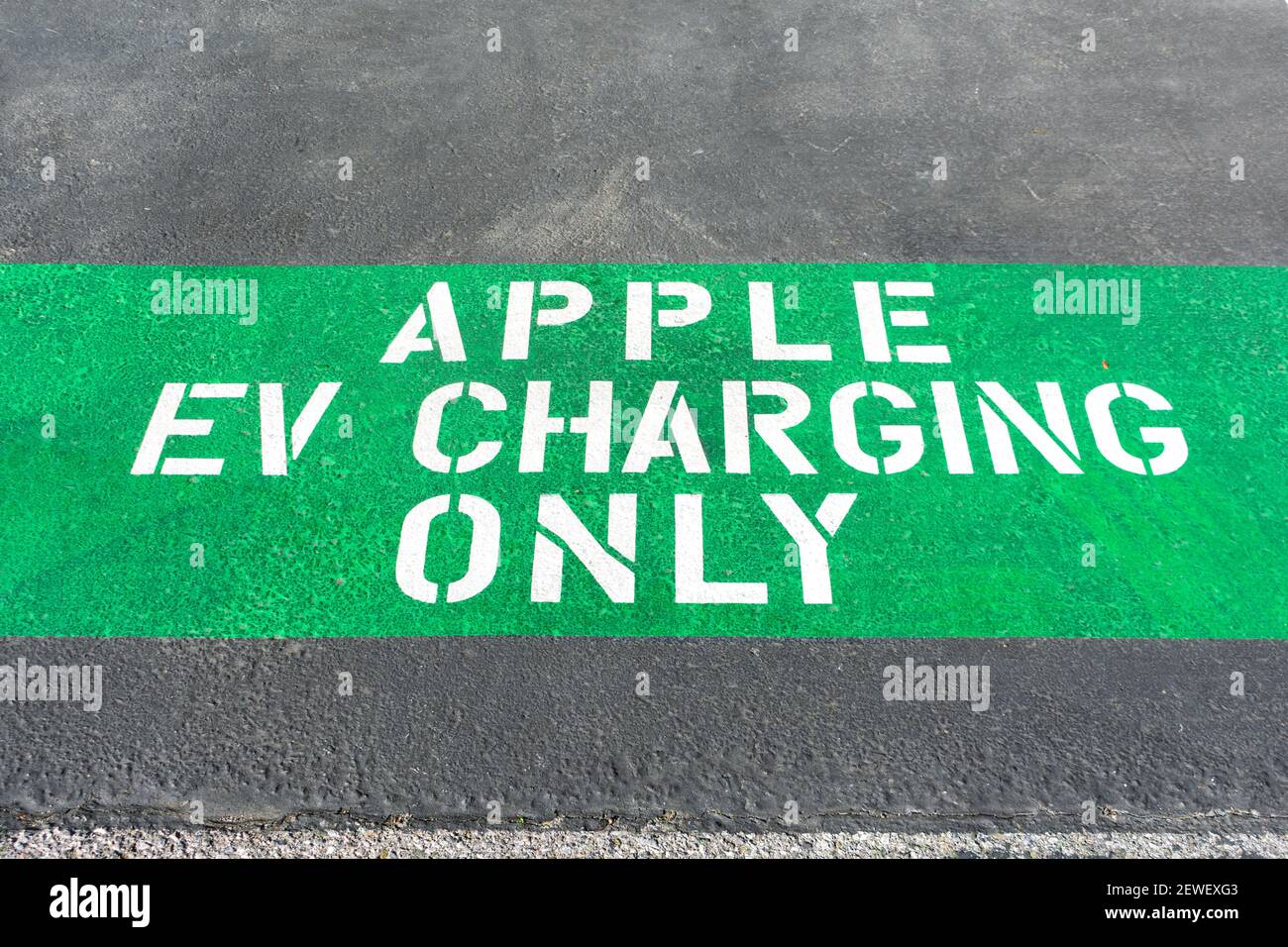 Apple EV-Ladezeichen nur auf dediziertem Parkplatz für Elektrofahrzeuge in der Nähe der Ladestation - Cupertino, Kalifornien, USA - 2021 Stockfoto