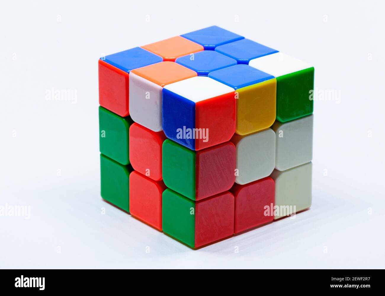 Umea, Norrland Schweden - 20. Februar 2021: Ein Spielzeug-Würfel-Puzzle auf weißem Hintergrund Stockfoto