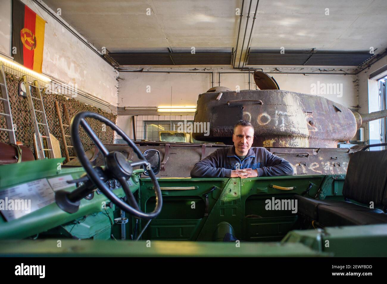 Benneckenstein, Deutschland. Februar 2021, 25th. Mario Tänzer, Inhaber des Ostdeutschen Fahrzeug- & Technikmuseums Benneckenstein, steht in der Werkstatt des Museums. Das Museum musste wegen der Ausbreitung des Corona-Virus schließen. Hinter den verschlossenen Türen laufen jedoch derzeit die Vorbereitungen für die kommende Saison. Quelle: Klaus-Dietmar Gabbert/dpa-Zentralbild/ZB/dpa/Alamy Live News Stockfoto