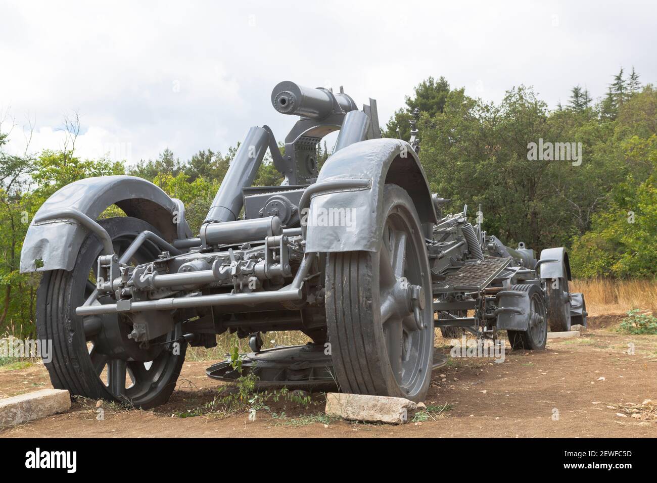 Sewastopol, Krim, Russland - 28. Juli 2020: Die Beförderung der schweren deutschen 211-mm-Mörser des Modells 1918 im Gedenkkomplex Sapun-gora im Helden c Stockfoto