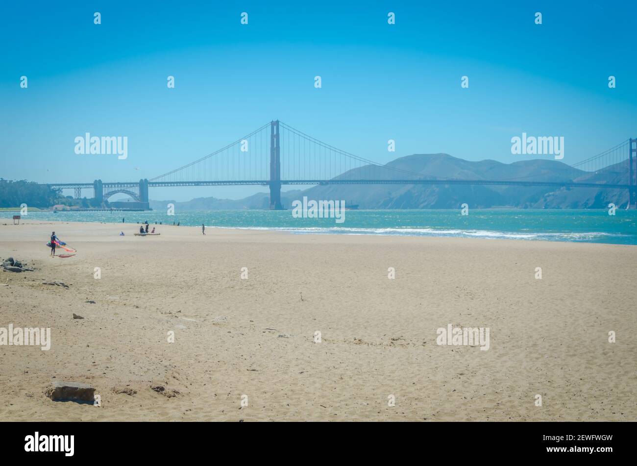 San Francisco, CA, USA - 24. Juni 2015: Sonniger Tag am Pier und Marina in San Francisco City. Die Golden Gate Bridge ist sichtbar im Hintergrund und al Stockfoto