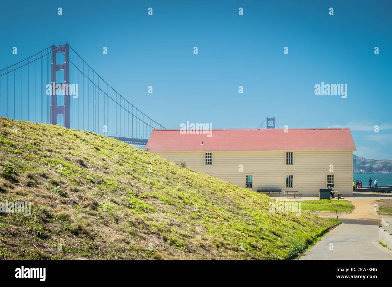 San Francisco, CA, USA - 24. Juni 2015: Sonniger Tag am Pier und Marina in San Francisco City. Die Golden Gate Bridge ist sichtbar im Hintergrund und al Stockfoto
