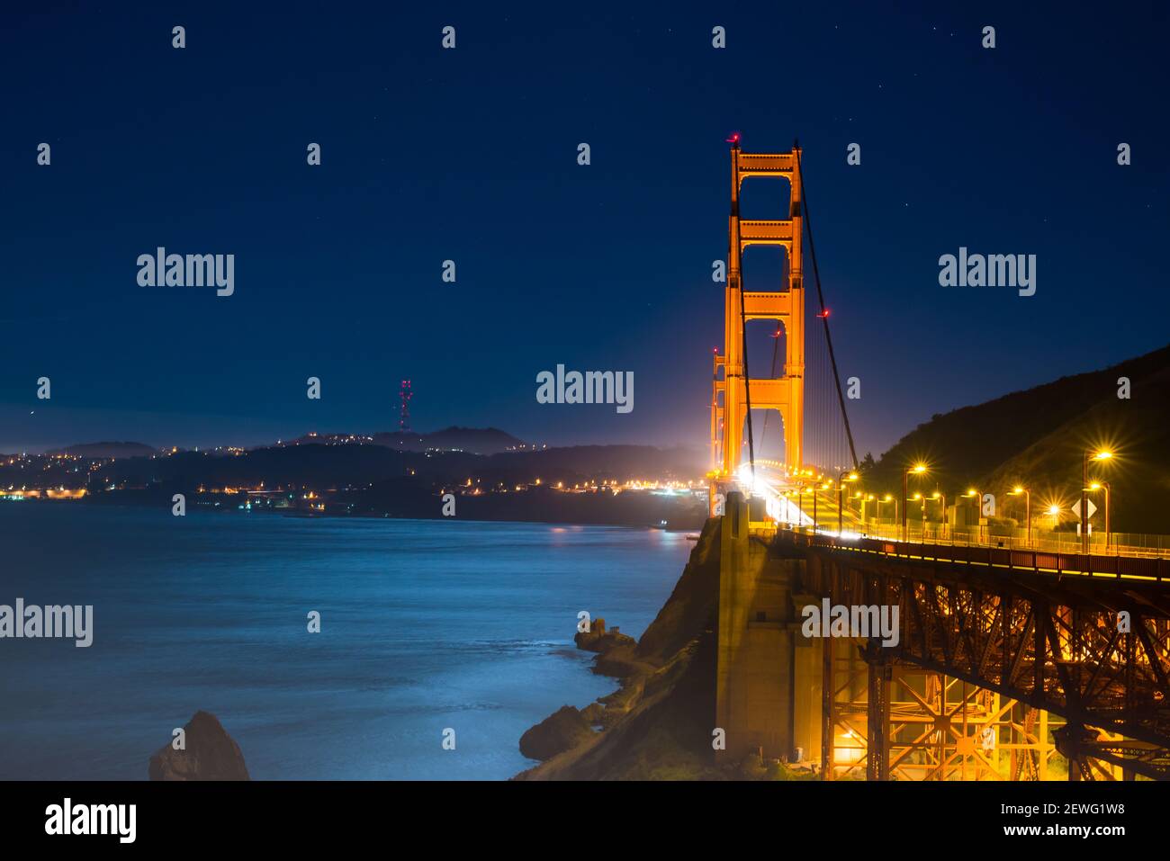 Berühmte Golden Gate Bridge, San Francisco bei Nacht, USA Stockfoto