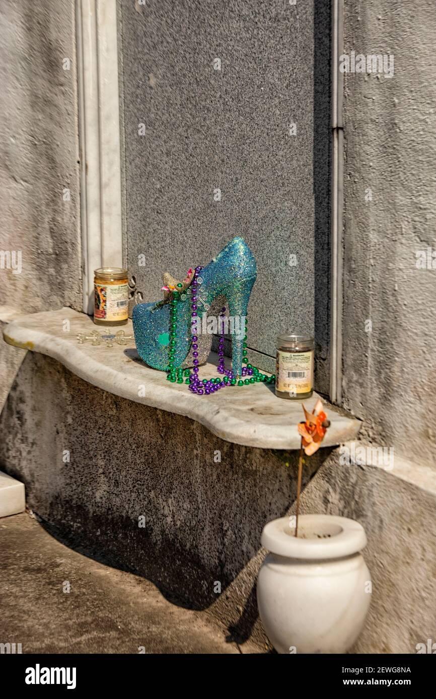 Schuhe und Perlen auf einem Grab auf dem Lafayette Friedhof in New Orleans, Louisiana Stockfoto