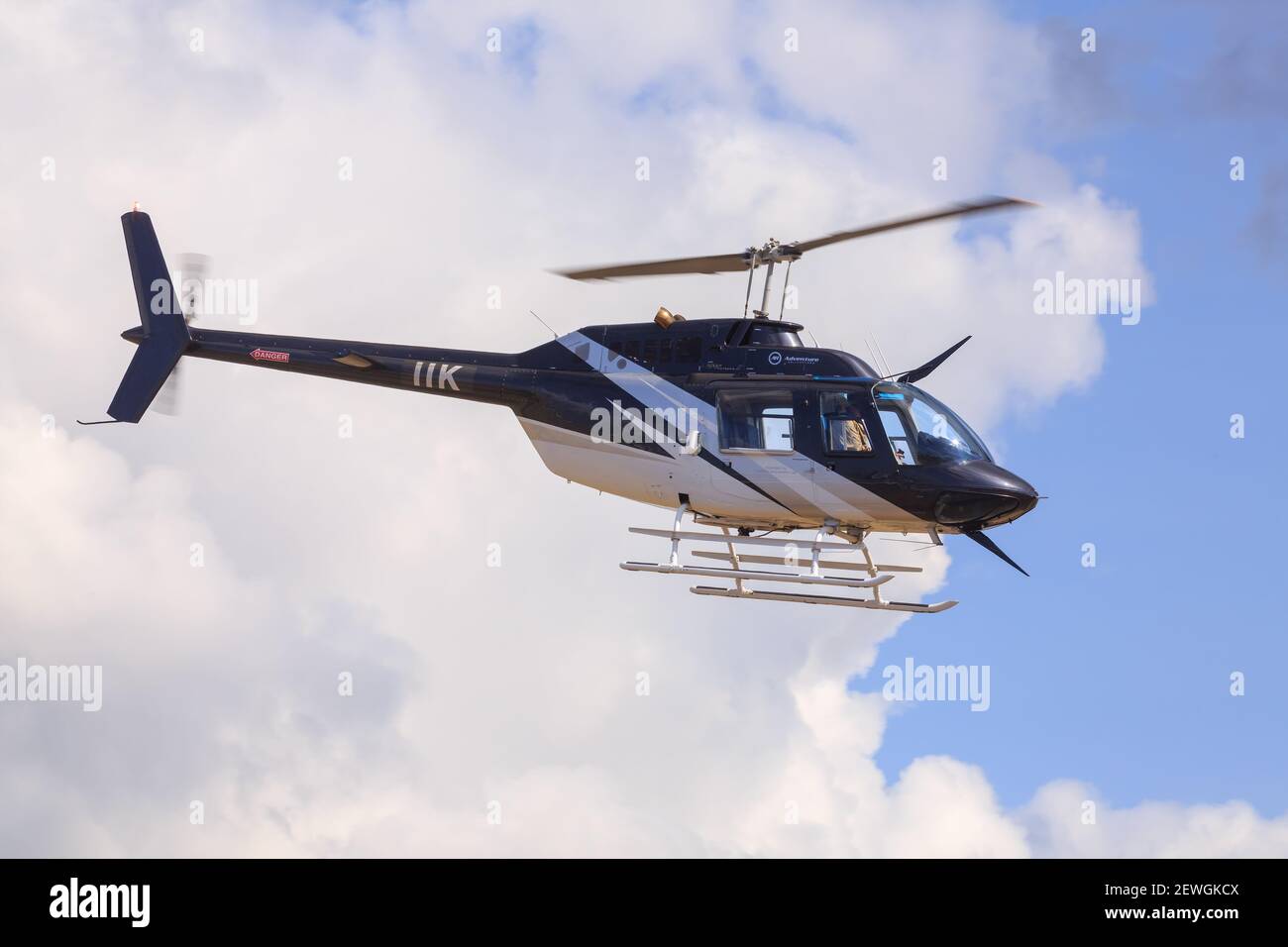 Ein Bell 206 JetRanger II Hubschrauber in der Luft Stockfoto