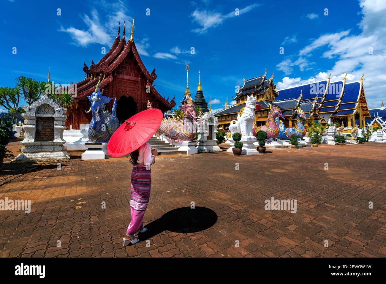 Asiatische Frauen tragen Thai Kleid Tracht traditionell nach Thai Kultur im Tempel in Chiang Mai. Stockfoto