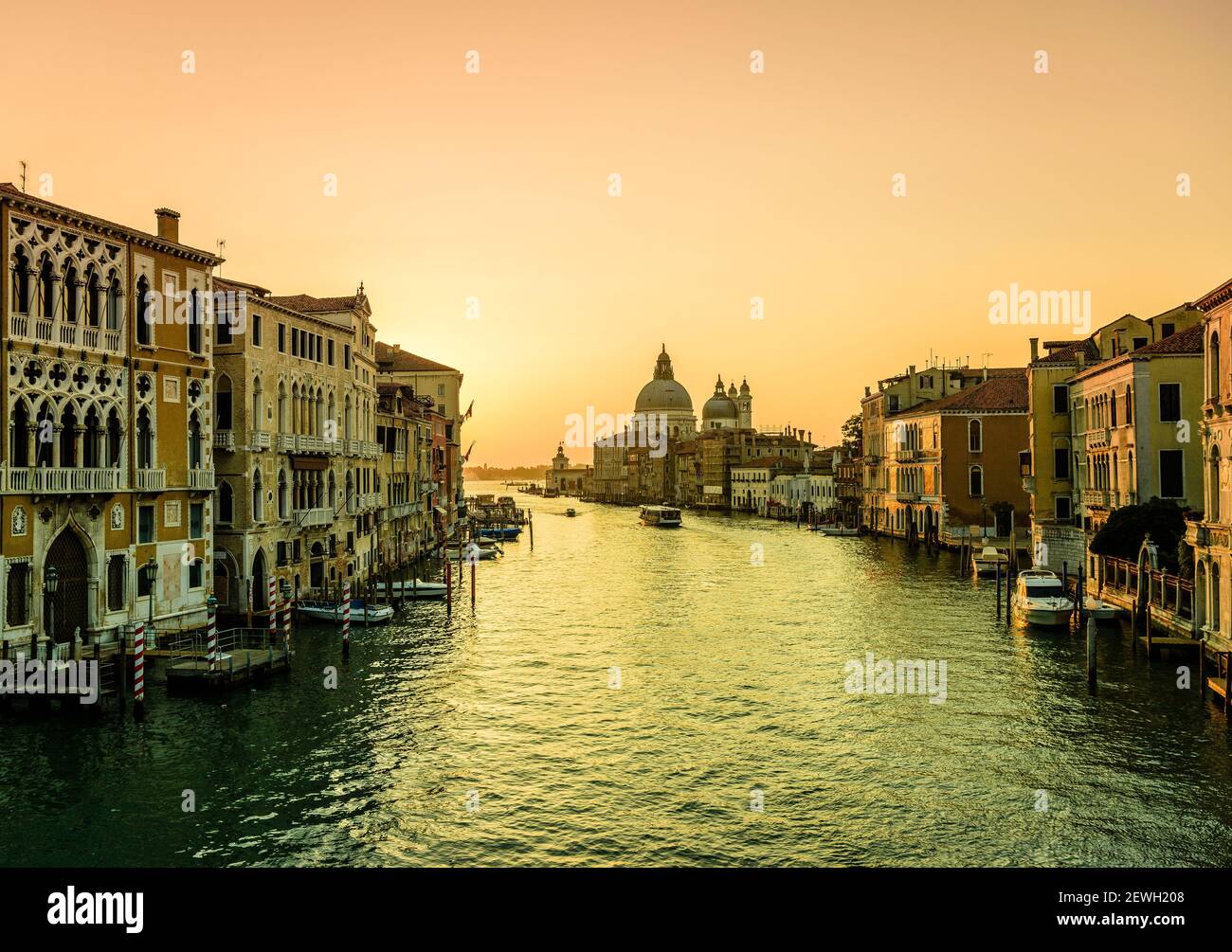 Blick auf den Sonnenuntergang entlang des Canale Grande in Venedig. Stockfoto