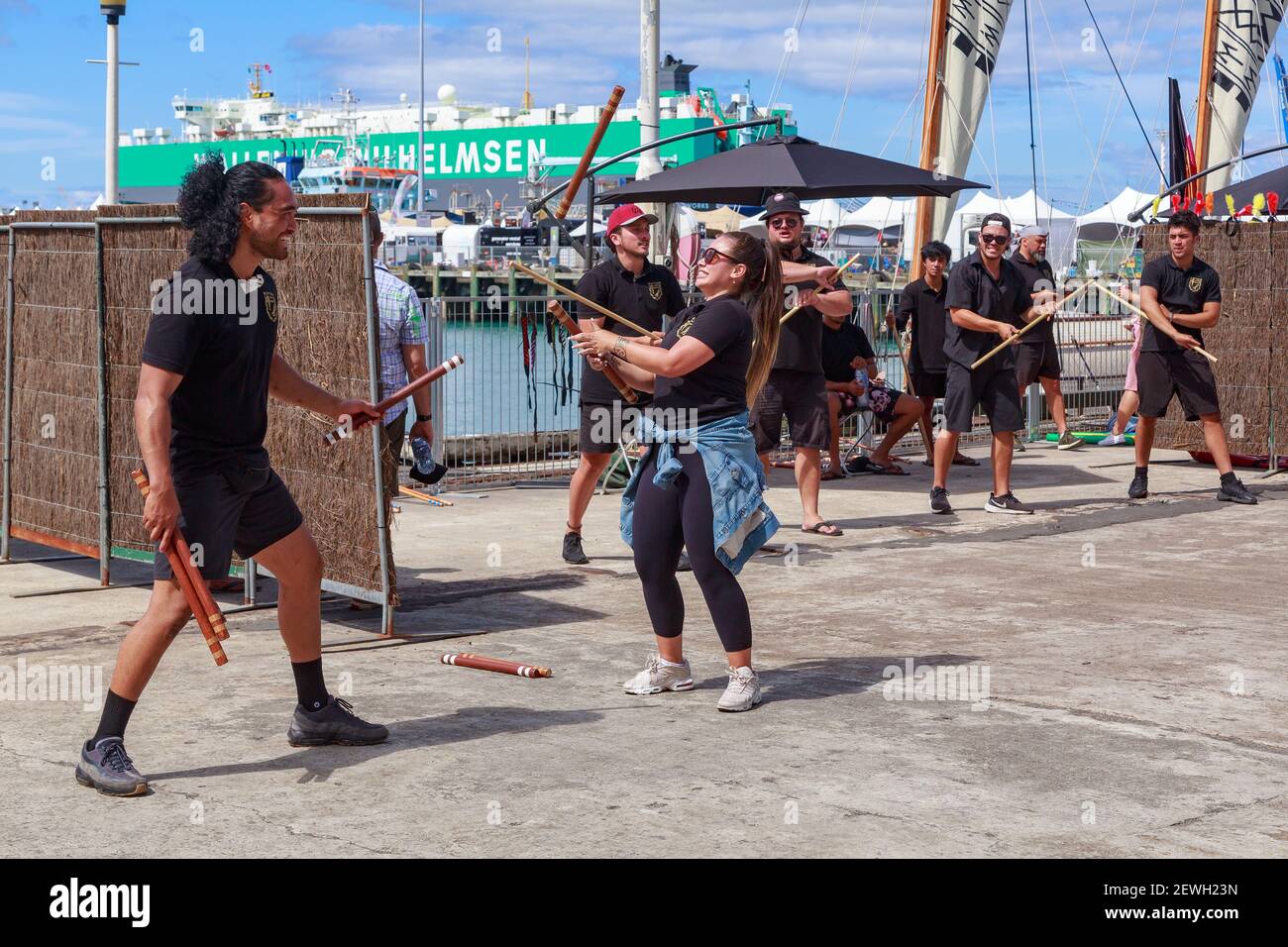 Menschen jonglieren Stöcke während einer Sitzung von Mau Rakau, eine Maori Kampfkunst und Test der Fähigkeit. Tamaki Herenga Waka Festival, Auckland, Neuseeland Stockfoto