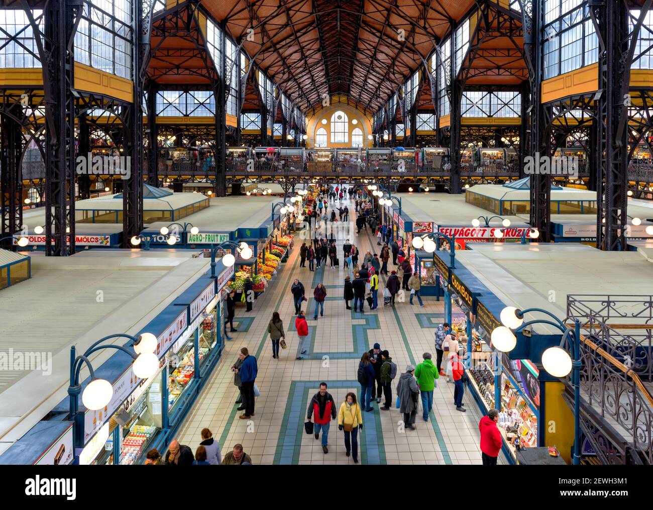 Budapest große Markthalle, erhöhte Ansicht der Lebensmittelmarktstände und der Leute, die einkaufen. Stockfoto