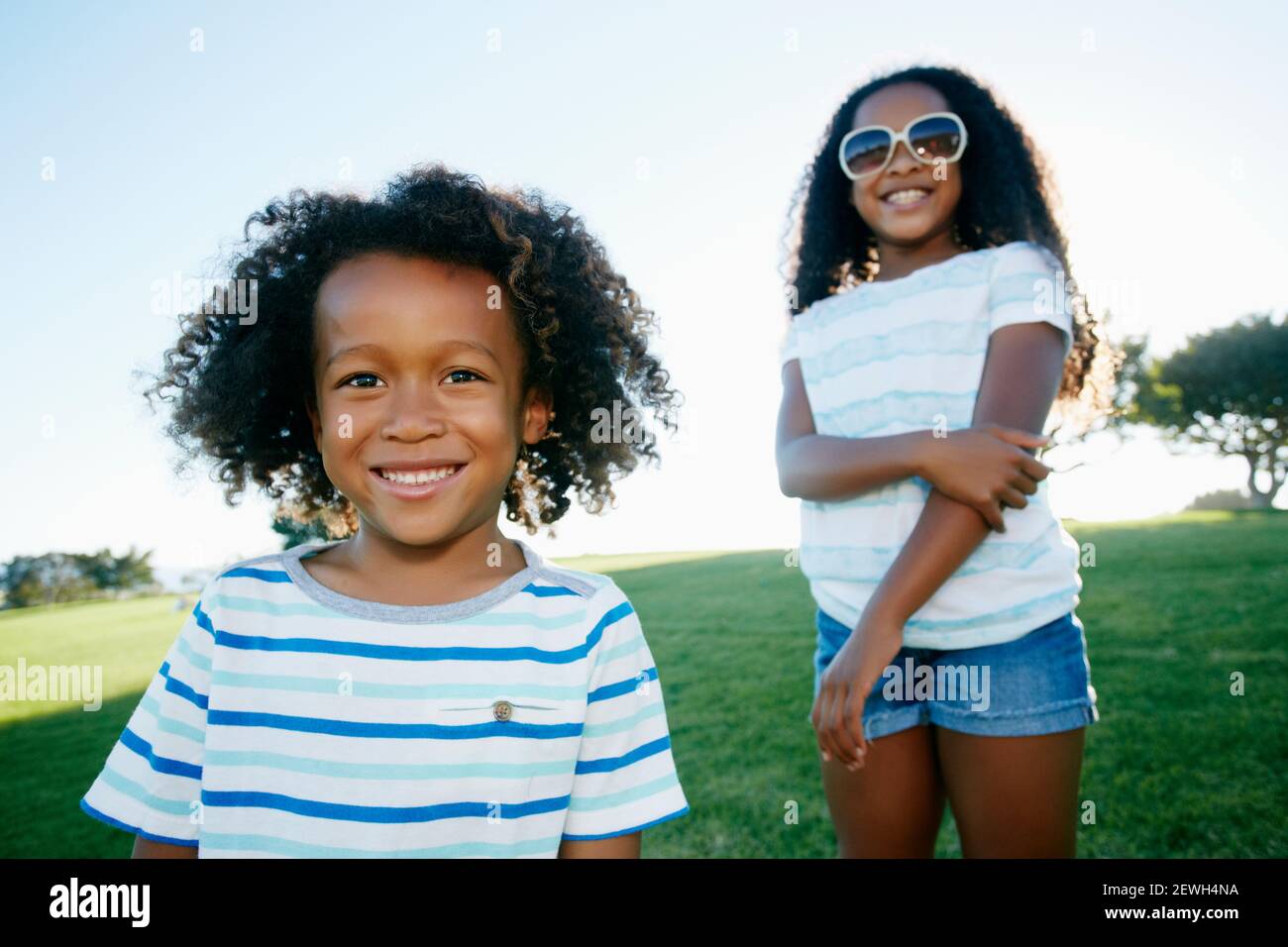 Junge gemischte Rasse Mädchen und Junge, Bruder und Schwester, im Freien Stockfoto