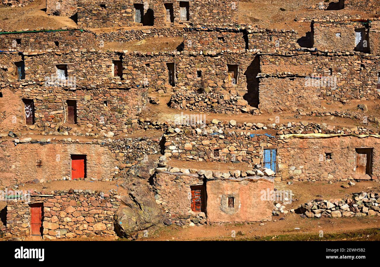 Traditionelle Steinhäuser in einem Berberdorf. Hohes Atlasgebirge in Marokko Stockfoto