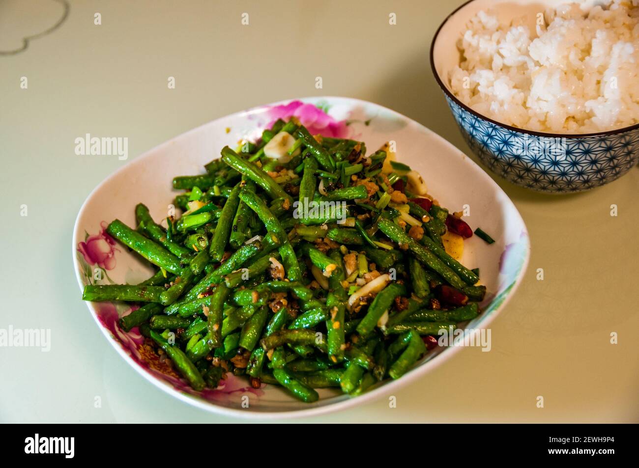 Das Sichuan klassische Gericht aus getrockneten gebratenen Schlangenbohnen, gekocht mit Omipork, einem pflanzlichen Fleischersatz in seiner ‘Hackfleisch’ Form. Stockfoto