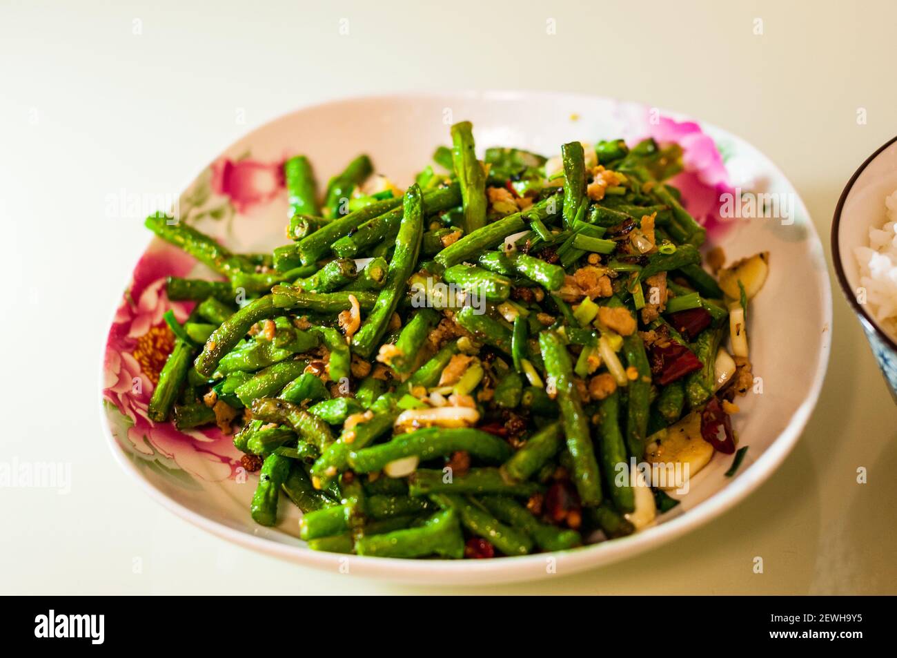 Das Sichuan klassische Gericht aus getrockneten gebratenen Schlangenbohnen, gekocht mit Omipork, einem pflanzlichen Fleischersatz in seiner ‘Hackfleisch’ Form. Stockfoto