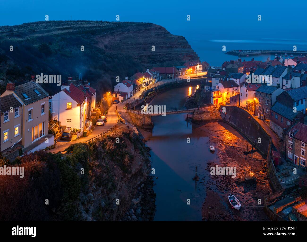 STAITHES, NORTH YORKSHIRE, UK - 16. MÄRZ 2010: Blick auf Roxy Beck und Dorf bei Nacht Stockfoto