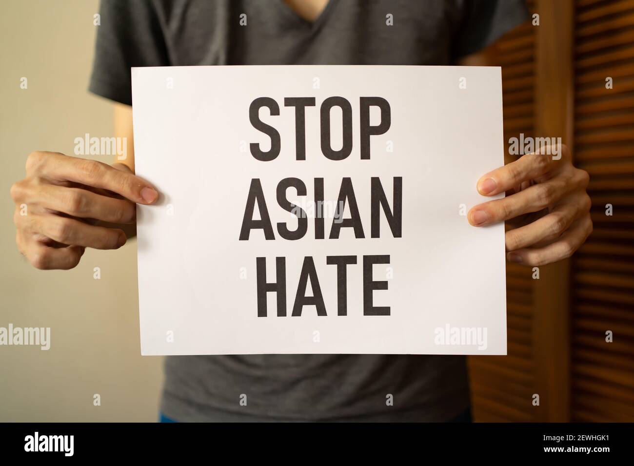 Ein Mann hält Stop Asian Hate-Zeichen Stockfoto