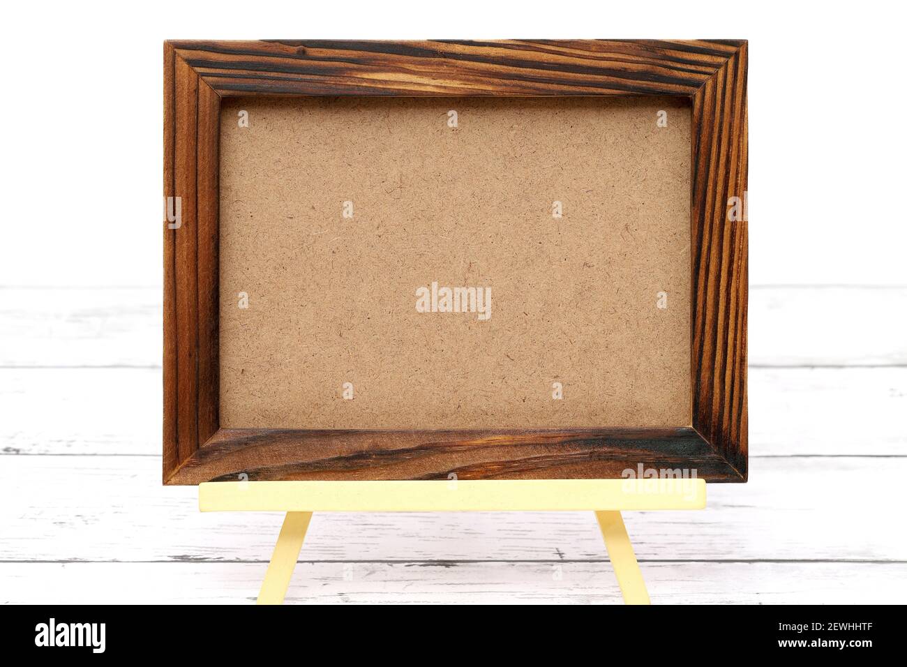 Alte hölzerne Bilderrahmen mit Staffelei auf grungy weißen Tisch Stockfoto